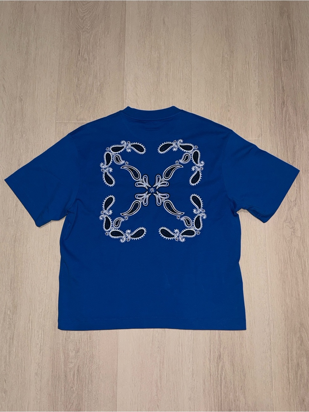 Off-White Blue Short-Sleeve Bandana-Print Tee. Size M (Oversized) Boxy Fit
